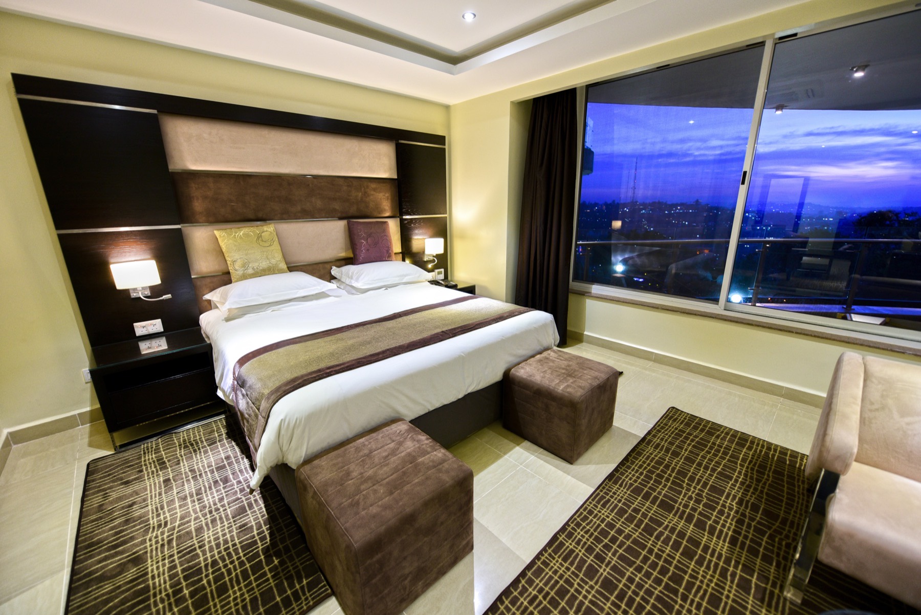 Executive king guest room with a writing desk and city outlook